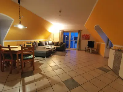 Ein Sitzbereich in der Unterkunft UNSERE FAMILIENPERLE MIT ZWEI BALKONEN im Bernsteinhaus Zingst - 7 -