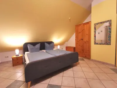 Ein Bett oder Betten in einem Zimmer der Unterkunft UNSERE FAMILIENPERLE MIT ZWEI BALKONEN im Bernsteinhaus Zingst - 7 -