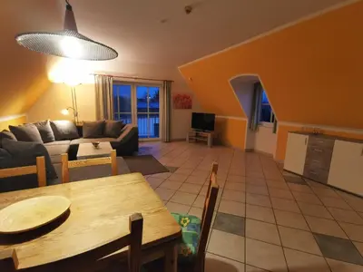 Ein Sitzbereich in der Unterkunft UNSERE FAMILIENPERLE MIT ZWEI BALKONEN im Bernsteinhaus Zingst - 7 -