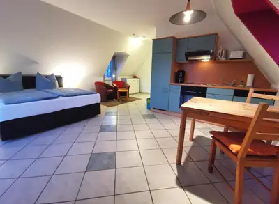 Ein Bett oder Betten in einem Zimmer der Unterkunft UNSERE 1-RAUM-PERLE FÜR ZWEI MIT BALKON im Bernsteinhaus Zingst - 8 -