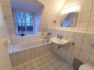 Ein Badezimmer in der Unterkunft UNSERE 1-RAUM-PERLE FÜR ZWEI MIT BALKON im Bernsteinhaus Zingst - 8 -