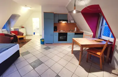 Küche/Küchenzeile in der Unterkunft UNSERE 1-RAUM-PERLE FÜR ZWEI MIT BALKON im Bernsteinhaus Zingst - 8 -