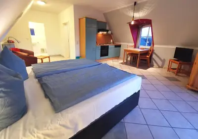 Ein Bett oder Betten in einem Zimmer der Unterkunft UNSERE 1-RAUM-PERLE FÜR ZWEI MIT BALKON im Bernsteinhaus Zingst - 8 -