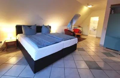 Ein Bett oder Betten in einem Zimmer der Unterkunft UNSERE 1-RAUM-PERLE FÜR ZWEI MIT BALKON im Bernsteinhaus Zingst - 8 -