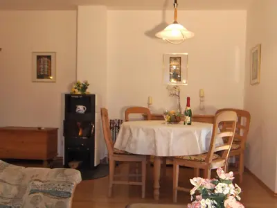 Ein Sitzbereich in der Unterkunft Birkmaase 12 Kapitänshaus Jacqueline 4-Sterne Komfort FeWo im EG rechts