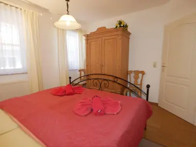 Ein Bett oder Betten in einem Zimmer der Unterkunft Birkmaase 12 Kapitänshaus Jacqueline 4-Sterne Komfort FeWo im EG rechts