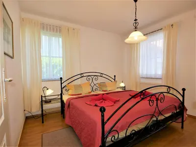 Ein Bett oder Betten in einem Zimmer der Unterkunft Birkmaase 12 Kapitänshaus Jacqueline 4-Sterne Komfort FeWo im EG rechts