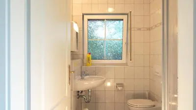 Ein Badezimmer in der Unterkunft Birkmaase 18 - Komfort FeWo im 4-Sterne-Ferienhaus Yvonne EG
