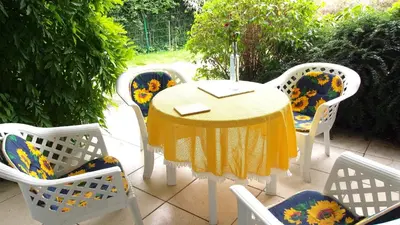 Ein Sitzbereich in der Unterkunft Birkmaase 18 - Komfort FeWo im 4-Sterne-Ferienhaus Yvonne EG