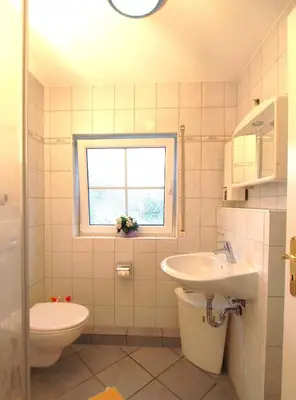 Ein Badezimmer in der Unterkunft Birkmaase 16 - Komfort FeWo im 4-Sterne-Ferienhaus Manuela DG