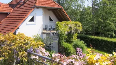 Ein Garten an der Unterkunft Birkmaase 18 - Komfort FeWo im 4-Sterne-Ferienhaus Yvonne DG