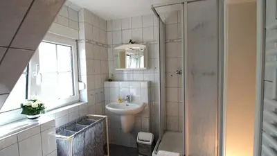 Ein Badezimmer in der Unterkunft Birkmaase 18 - Komfort FeWo im 4-Sterne-Ferienhaus Yvonne DG