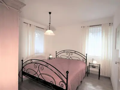 Ein Bett oder Betten in einem Zimmer der Unterkunft Birkmaase 12 - Kapitänshaus Jacqueline 4-Sterne Komfort FeWo im EG links