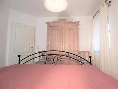 Ein Bett oder Betten in einem Zimmer der Unterkunft Birkmaase 12 - Kapitänshaus Jacqueline 4-Sterne Komfort FeWo im EG links