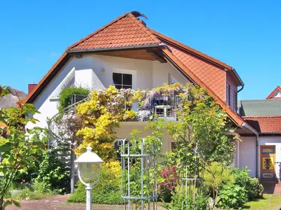 Ein Garten an der Unterkunft Birkmaase 14 - Komfort FeWo im 4-Sterne-Ferienhaus Anselm EG