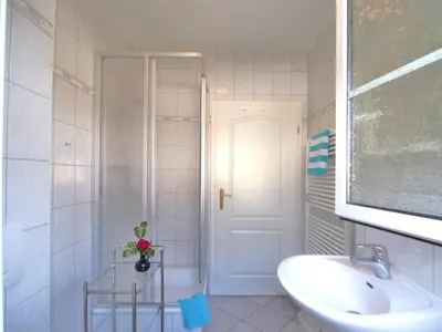 Ein Badezimmer in der Unterkunft Birkmaase 14 - Komfort FeWo im 4-Sterne-Ferienhaus Anselm EG