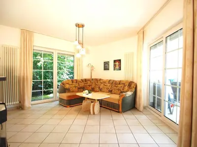 Ein Sitzbereich in der Unterkunft Birkmaase 16 - Komfort FeWo im 4-Sterne-Ferienhaus Manuela EG