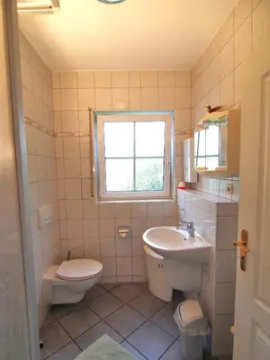 Ein Badezimmer in der Unterkunft Birkmaase 16 - Komfort FeWo im 4-Sterne-Ferienhaus Manuela EG