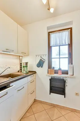Küche/Küchenzeile in der Unterkunft Haus unterm Reet rechts