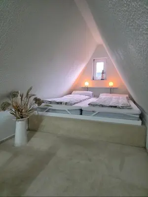 Ein Bett oder Betten in einem Zimmer der Unterkunft Atelierwohnung eines Fischers