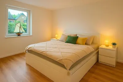 Ein Bett oder Betten in einem Zimmer der Unterkunft Dat Fischerhuus Ankerplatz zwischen Bodden und Ostsee in 30 sek am Hafen