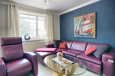 Ein Sitzbereich in der Unterkunft Strandstrasse 55 Wohnung Mücke