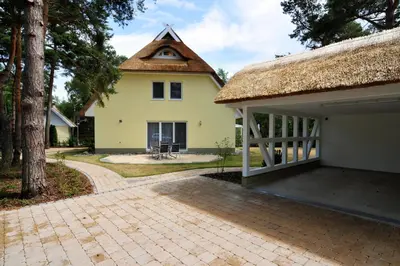 Das Gebäude in dem sich das Ferienhaus befindet
