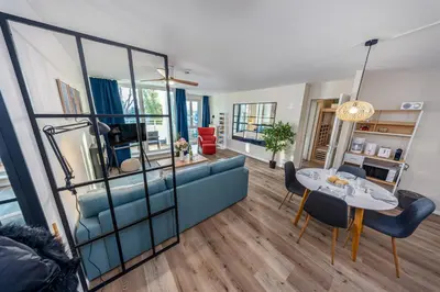 Ein Sitzbereich in der Unterkunft Luv & Lee BalticLoft - 150m zum Strand mit Sauna, Kamin, Balkon