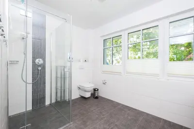 Ein Badezimmer in der Unterkunft Barther Straße 23 