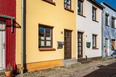 Das Gebäude in dem sich das Ferienhaus befindet