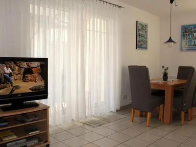 TV/Unterhaltungsangebot in der Unterkunft Apartment Strandnahe Wohnung mit Terrasse und Parkplatz by Interhome