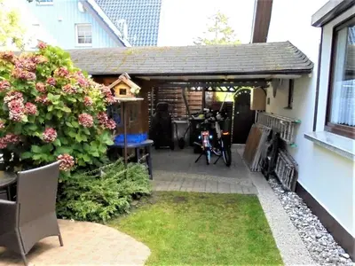 Ein Garten an der Unterkunft Apartment Geräumige Ferienwohnung in Zingst mit Terrasse by Interhome