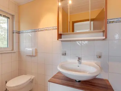 Ein Badezimmer in der Unterkunft Holiday Home Wiesenblick 2 by Interhome