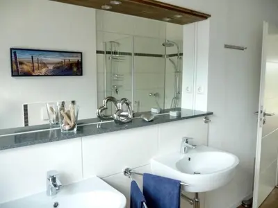 Ein Badezimmer in der Unterkunft Holiday Home Wiesenblick 5 by Interhome