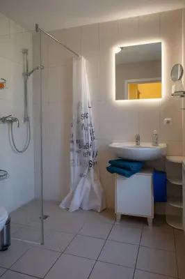 Ein Badezimmer in der Unterkunft Holiday Home Kranichnest by Interhome