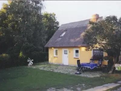 Das Gebäude in dem sich das Ferienhaus befindet