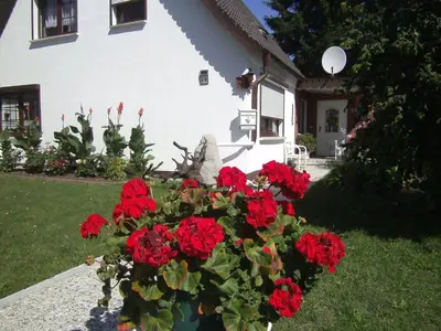 Ein Garten an der Unterkunft Apartment Kleine Ferienwohnung mit Garten und Terrasse by Interhome