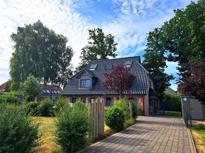 Ein Garten an der Unterkunft Lilly s Beachhouse