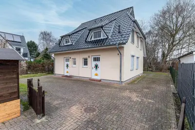 Das Gebäude in dem sich das Ferienhaus befindet