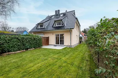Ein Garten an der Unterkunft Schulstrasse 66b Cubes Insel