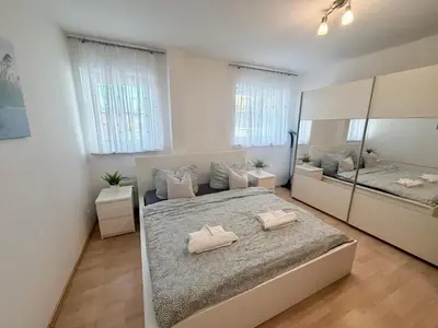 Ein Bett oder Betten in einem Zimmer der Unterkunft Ferienwohnung DEICHBLICK 200m zum Strand Zingst Darß
