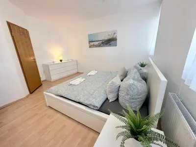 Ein Bett oder Betten in einem Zimmer der Unterkunft Ferienwohnung DEICHBLICK 200m zum Strand Zingst Darß