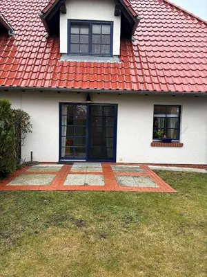 Das Gebäude in dem sich das Ferienhaus befindet