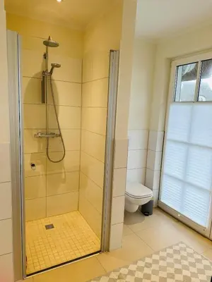 Ein Badezimmer in der Unterkunft Idyllisches Reethaus in Strandnähe mit Comfort