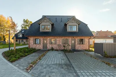 Das Gebäude in dem sich das Ferienhaus befindet