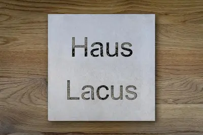 Ein Zertifikat, Auszeichnung, Logo oder anderes Dokument, das in der Unterkunft Lacus ausgestellt ist