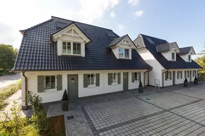 Das Gebäude in dem sich das Ferienhaus befindet