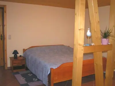 Ein Bett oder Betten in einem Zimmer der Unterkunft Holiday Home Ferienbungalow mit Terrasse und Angelplatz by Interhome