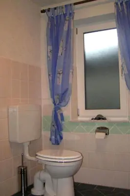 Ein Badezimmer in der Unterkunft Holiday Home Ferienbungalow mit Terrasse und Angelplatz by Interhome