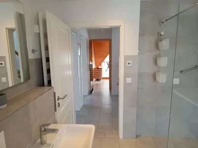 Ein Badezimmer in der Unterkunft Holiday Home Admiral's Corner Lee by Interhome